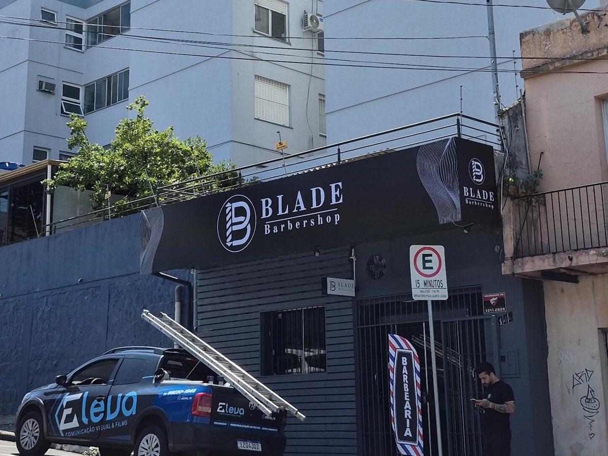 Fachada da Blade Barbershop com testeira preta e toldo