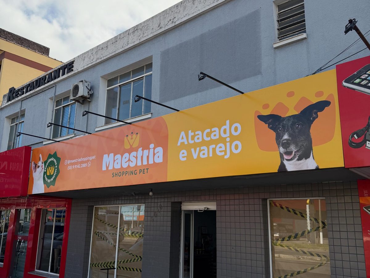 Fachada do Maestria Shopping Pet com banner em lona