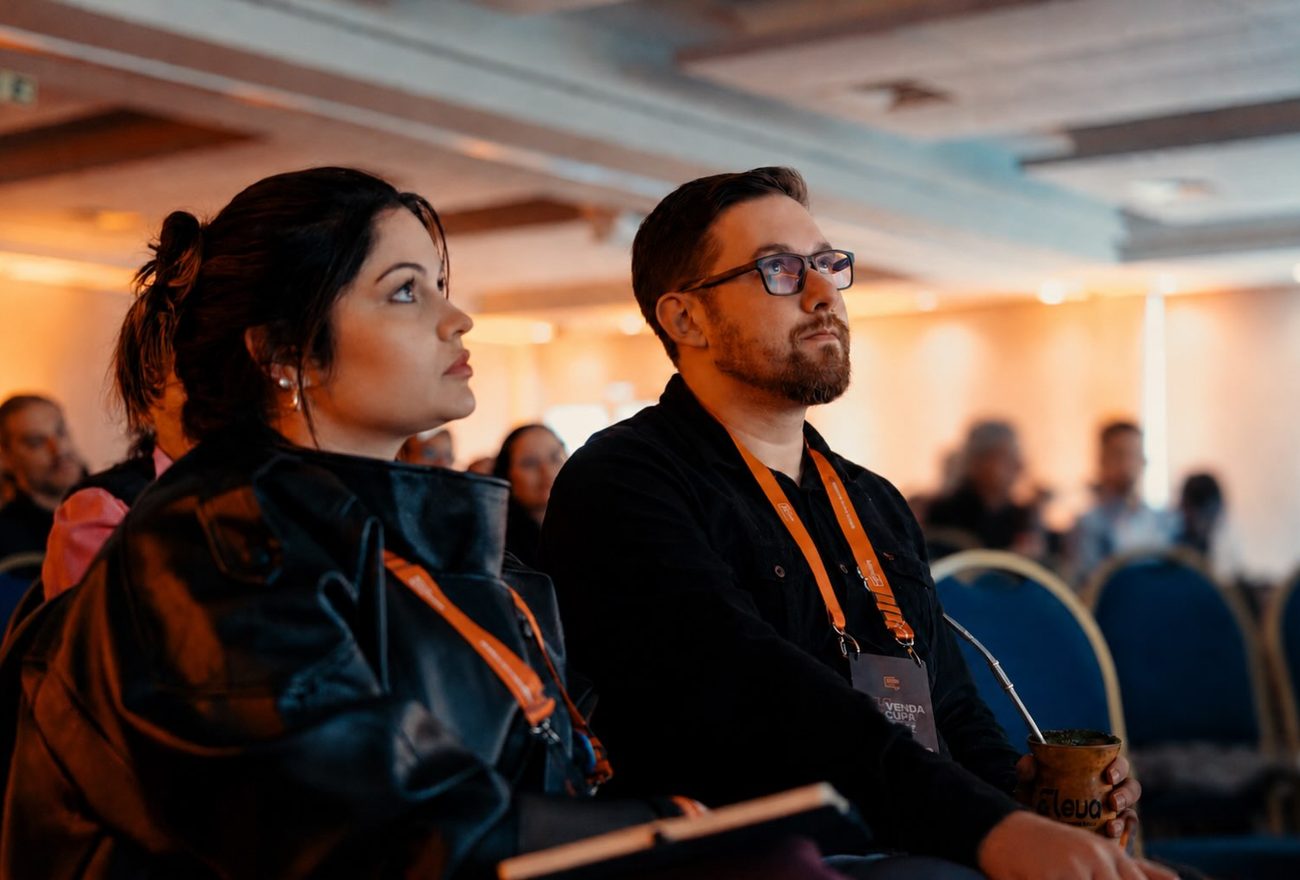 Os sócios da Eleva assistindo a uma palestra em evento de negócios